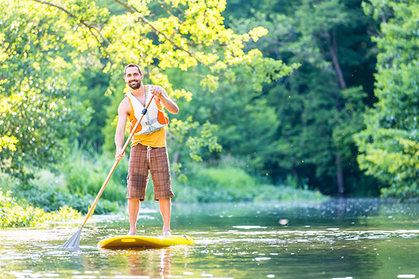 Mann beim Standup Paddling
